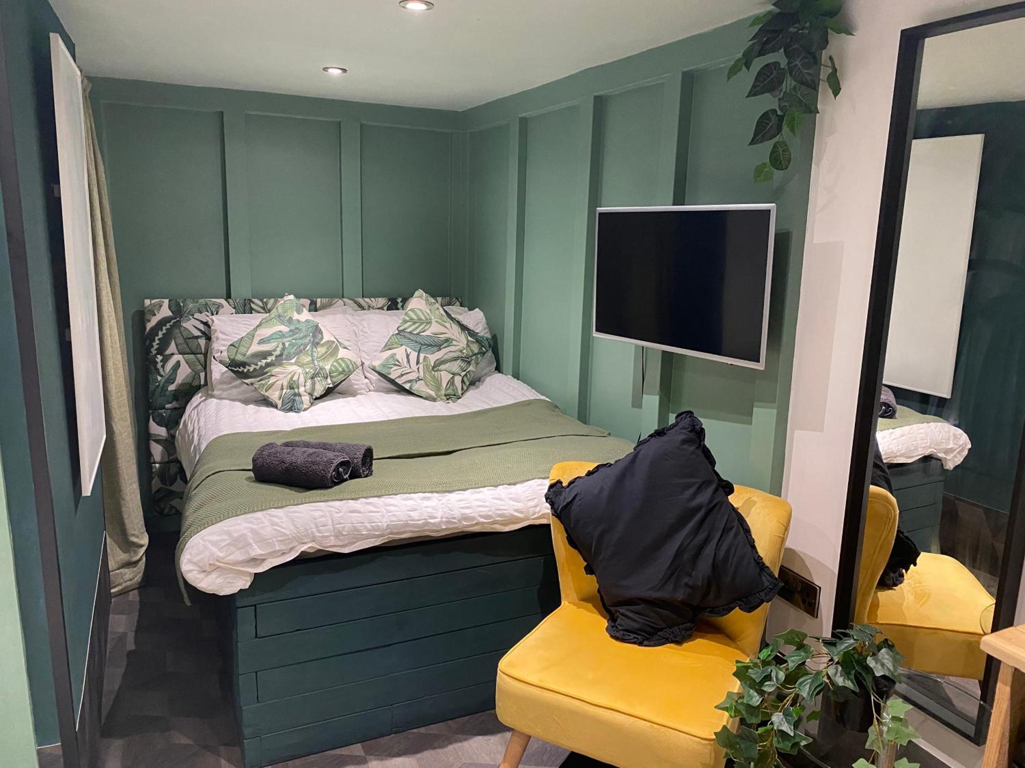 Mini Love Island Style Guest House Includes Personal Hot 24 Hour Swimming Pool, Outdoor Bathtub, Heated Dining Dome And Fire Pit, All This Is Secretly Located In The Busy Suburbs Of Ноттінгем Екстер'єр фото