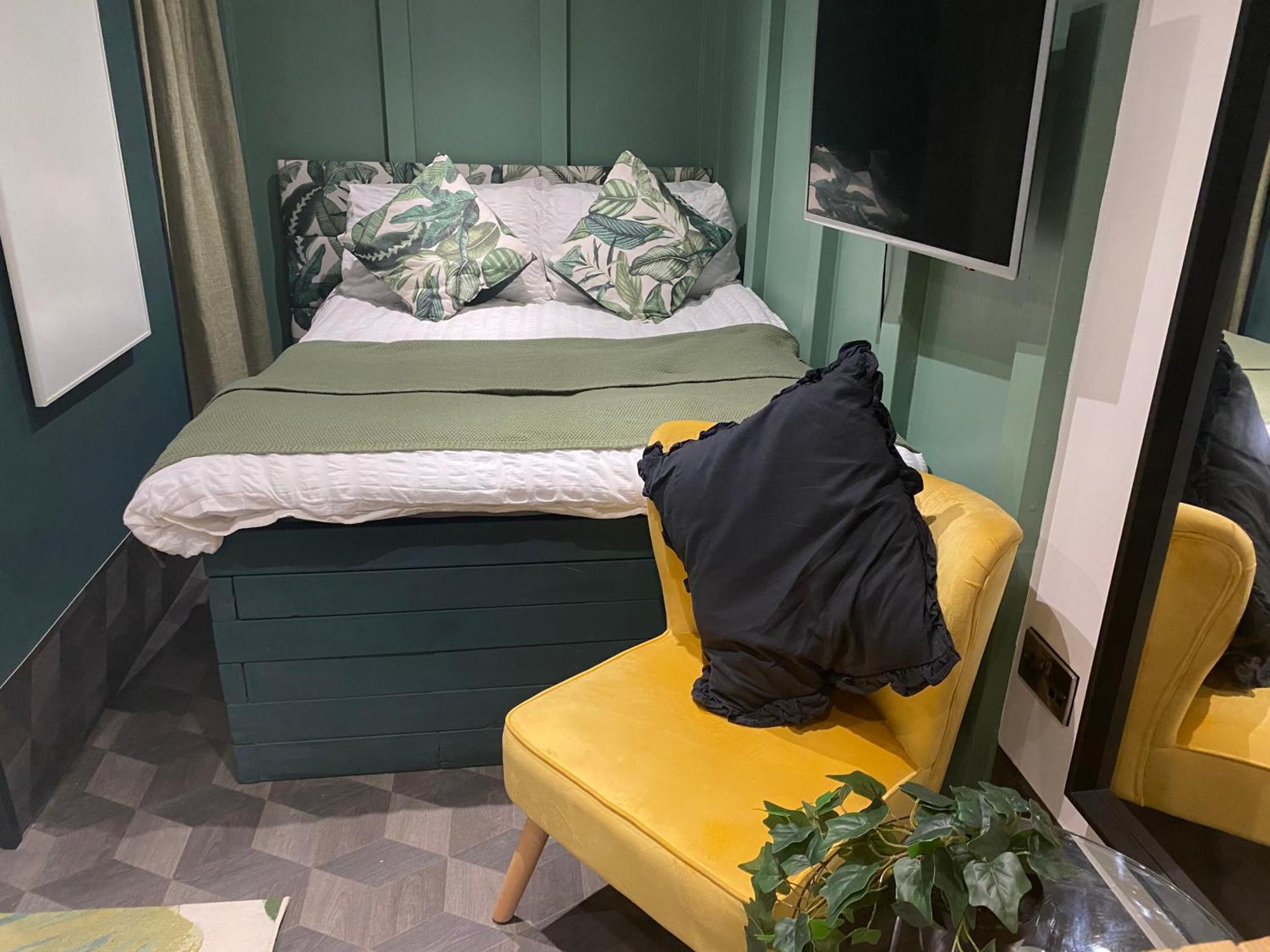 Mini Love Island Style Guest House Includes Personal Hot 24 Hour Swimming Pool, Outdoor Bathtub, Heated Dining Dome And Fire Pit, All This Is Secretly Located In The Busy Suburbs Of Ноттінгем Екстер'єр фото