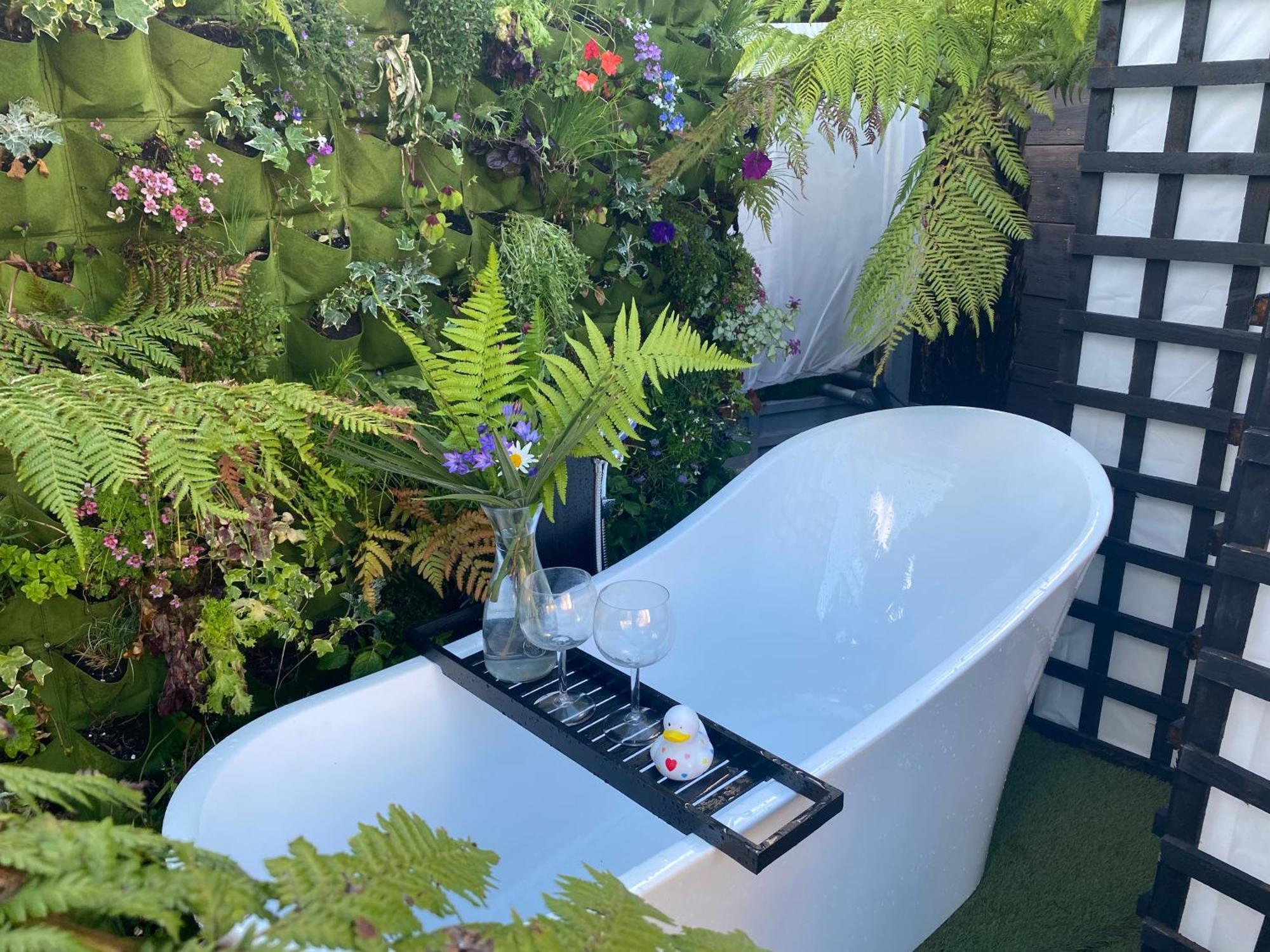 Mini Love Island Style Guest House Includes Personal Hot 24 Hour Swimming Pool, Outdoor Bathtub, Heated Dining Dome And Fire Pit, All This Is Secretly Located In The Busy Suburbs Of Ноттінгем Екстер'єр фото